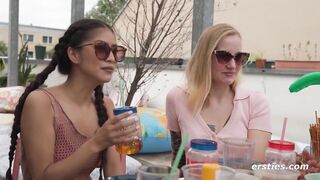 Ersties - Lesbische 4er-Sommer-Orgie auf der Dachterrasse