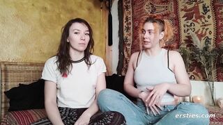 Ersties - Zora und Innana bringen sich gegenseitig zum Squirten