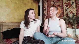 Ersties - Zora und Innana bringen sich gegenseitig zum Squirten