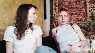 Ersties - Zora und Innana bringen sich gegenseitig zum Squirten