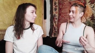 Ersties - Zora und Innana bringen sich gegenseitig zum Squirten