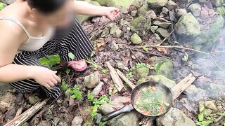 Viral Pinay MILF cooks, fucks & takes risky public forest fuck in Riverside