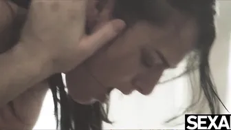 Watch this hot babe take a hard pounding & a warm load in her mouth