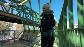 Lara Cumkitten gets a big facial after getting dicked in public in Der Schwebebahn