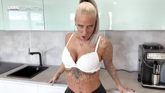 Lara Cumkitten gets a big facial after getting dicked in public in Der Schwebebahn