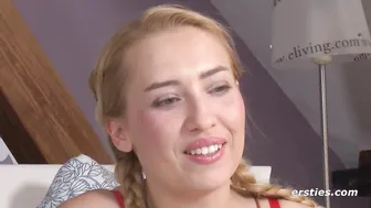 Blonde German bombshell knows how to please herself with a toy - Esties: Diese deutsche Blondine weiß wie s