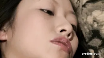 Süße Neuberlinerin gets off on her toy and fingers herself to orgasm